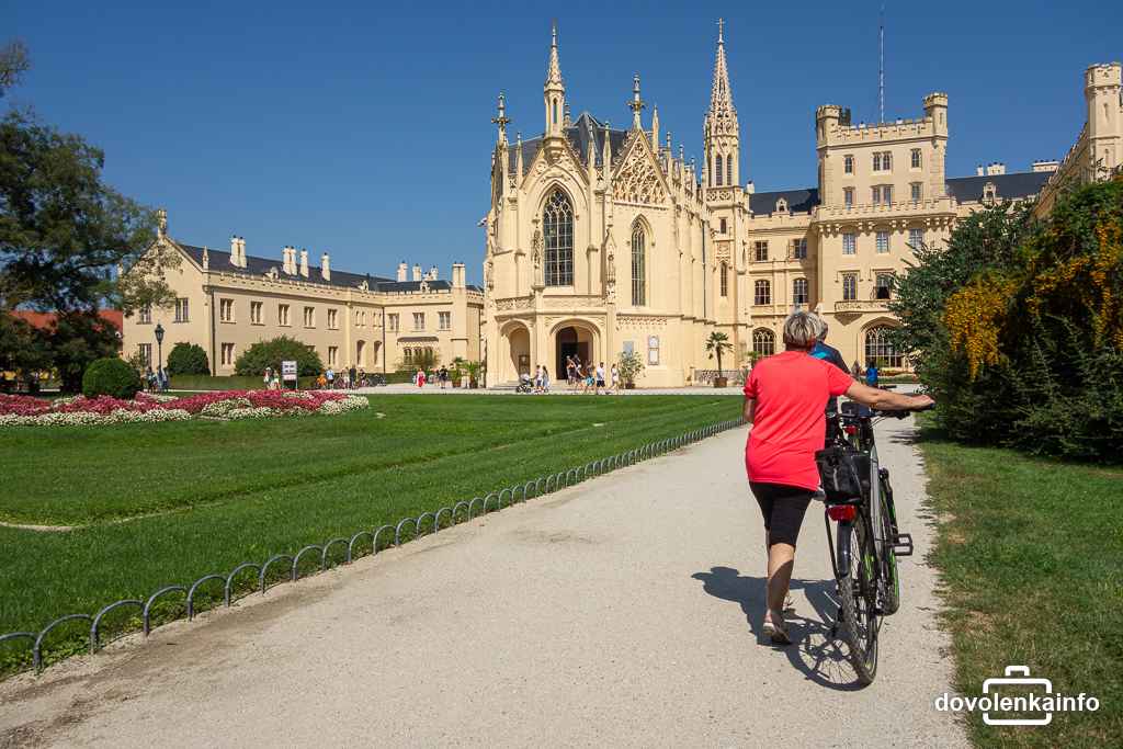 Lednický zámok. Nádherná stavba v areáli ktorej však nesmiete jazdiť na bicykli.