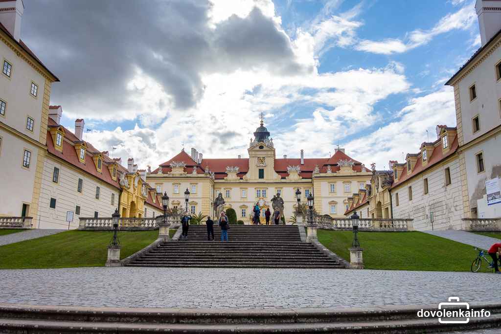 Zámok Valtice, pamiatka zaradená na zoznam UNESCO, sídlo kniežat z Lichtensteinu a jedno z centier tunajšieho vinárstva..