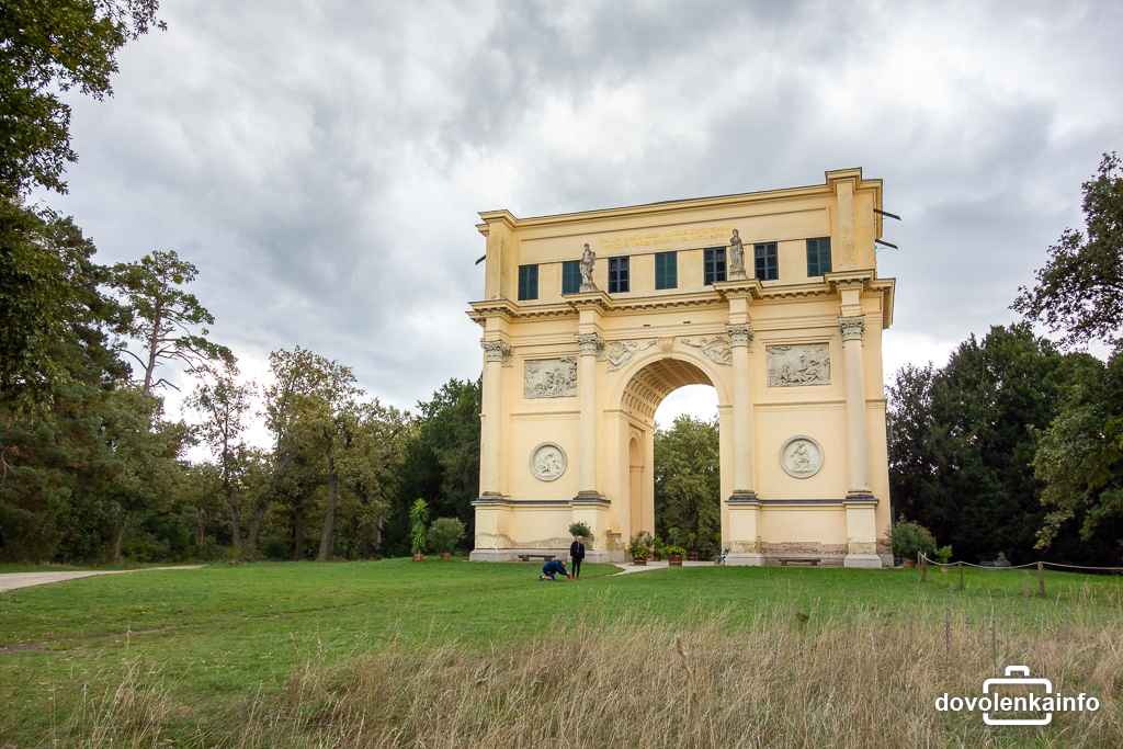 Dianin chrám Rendez-vous predstavuje obrovitý monument.