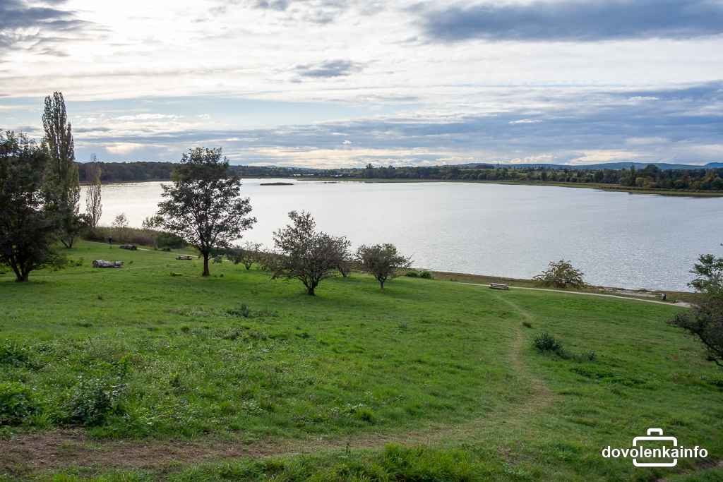 Lednické rybníky z Appolónovho chrámu., konkrérne Mlýnský rybník.