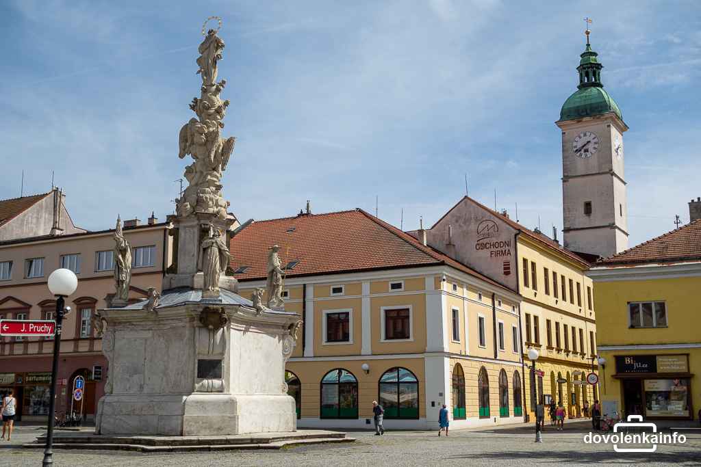 Mariánsky morový stĺp na Mariánskom námestí v Uherskom Hradišti a pohľad na vežu Starej radnice.