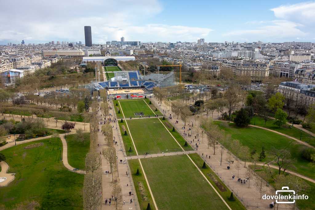 Tento park ponúka možnosť oddýchnuť si od ruchu, ktorý panuje v bezprostrednej blízkosti Eiffelovej veže.