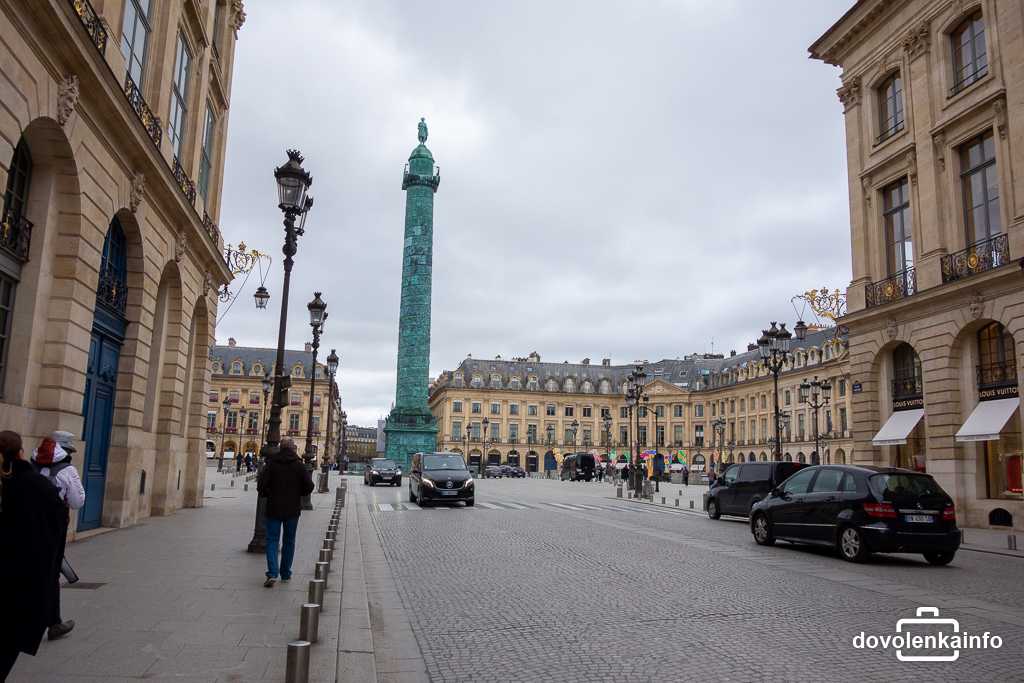 Nájdete ho na rozľahlom námestí Place Vendôme.