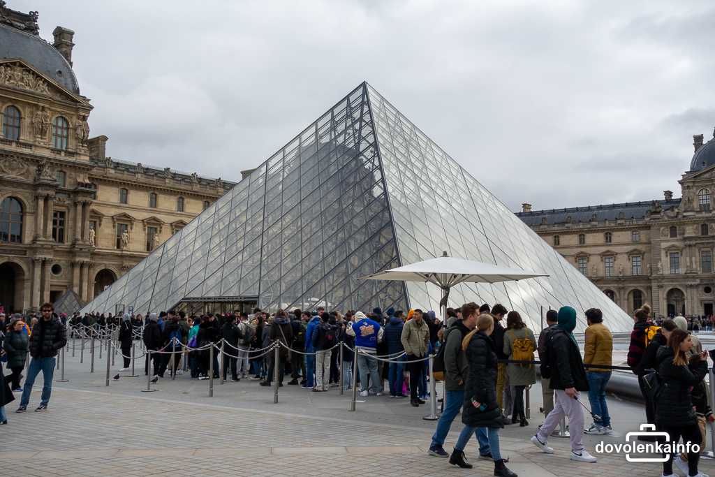 Množstvo návštevníkov svedčí o extrémnej popularite tohto múzea, ktorú okrem iného spôsobuje i slávny Da Vinciho obraz Mona Lisa.